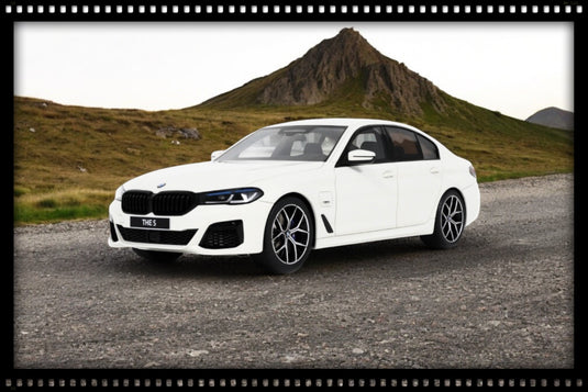 Bmw 545E X DRIVE SALOON M SPORT ALPINE BLANC III 2023 GT SPIRIT 1:18