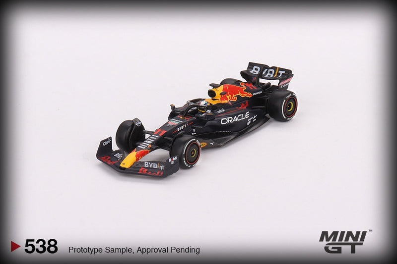 Load image into Gallery viewer, Oracle Red Bull Racing RB18 #11 Sergio Perez Abu Dhabi Grand Prix 2022 Pit Crew Set. This set is Including 1 Model the MGT00538 (LIMITED EDITION 5000 pieces) MINI GT 1:64
