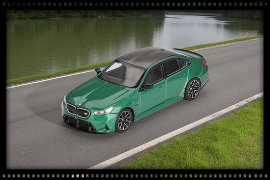 Bmw M5 (G90) VERT MÉTALLISÉ ÎLE DE MAN 2024 MINI GT 1:64