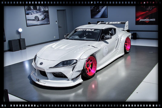 Toyota GR SUPRA KIT CARROSSERIE LIBERTY WALK BLANC/ROSE 2025 SOLIDO 1:18