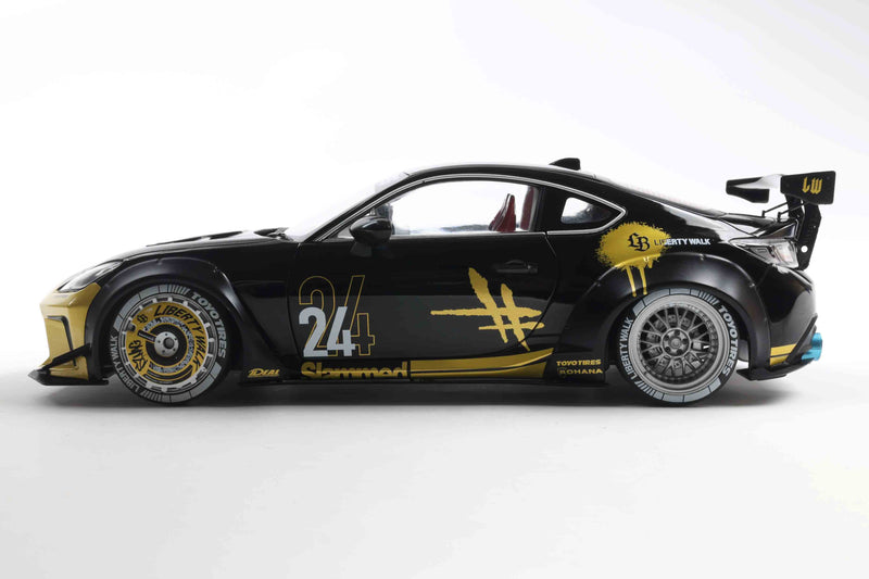 Laad de afbeelding in de Gallery-viewer, Toyota GR86 LIBERTY WALK CARROSSERIESET ZWART &amp; GOUD 2024 SOLIDO 1:18
