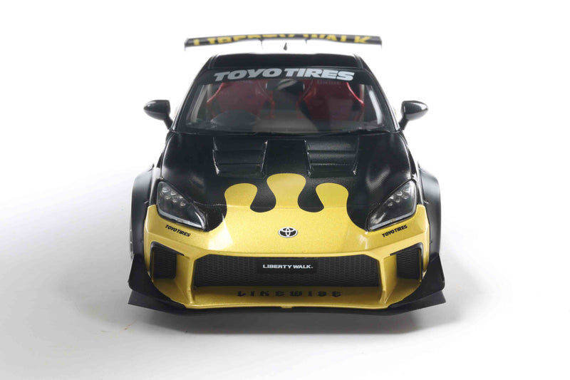 Laad de afbeelding in de Gallery-viewer, Toyota GR86 LIBERTY WALK CARROSSERIESET ZWART &amp; GOUD 2024 SOLIDO 1:18
