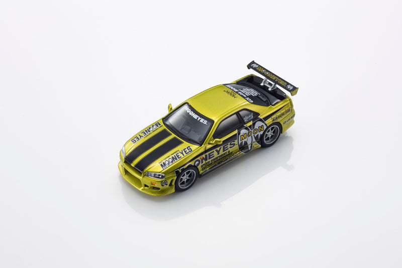 Load image into Gallery viewer, NISSAN SKYLINE GT-R (R34) MOONEYES 1 WITH LED 2026 + MOTN LED BASE SYSTEM BLACK 2025 KYOSHO 1:64
