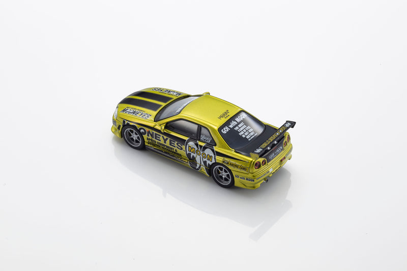 Load image into Gallery viewer, NISSAN SKYLINE GT-R (R34) MOONEYES 1 WITH LED 2026 + MOTN LED BASE SYSTEM BLACK 2025 KYOSHO 1:64
