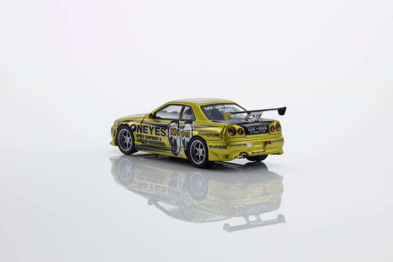 Load image into Gallery viewer, NISSAN SKYLINE GT-R (R34) MOONEYES 1 WITH LED 2026 + MOTN LED BASE SYSTEM BLACK 2025 KYOSHO 1:64
