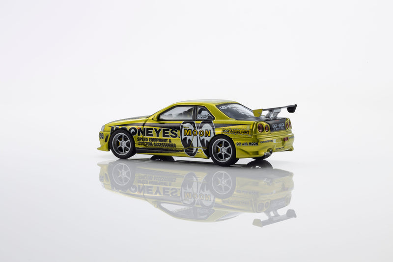 Load image into Gallery viewer, NISSAN SKYLINE GT-R (R34) MOONEYES 1 WITH LED 2026 + MOTN LED BASE SYSTEM BLACK 2025 KYOSHO 1:64
