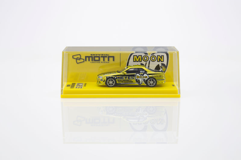 Load image into Gallery viewer, NISSAN SKYLINE GT-R (R34) MOONEYES 1 WITH LED 2026 + MOTN LED BASE SYSTEM BLACK 2025 KYOSHO 1:64
