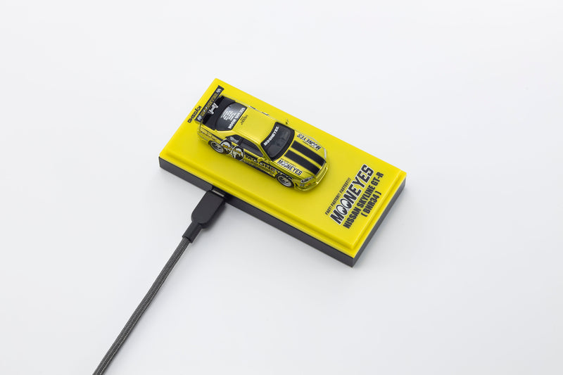 Load image into Gallery viewer, NISSAN SKYLINE GT-R (R34) MOONEYES 1 WITH LED 2026 + MOTN LED BASE SYSTEM BLACK 2025 KYOSHO 1:64
