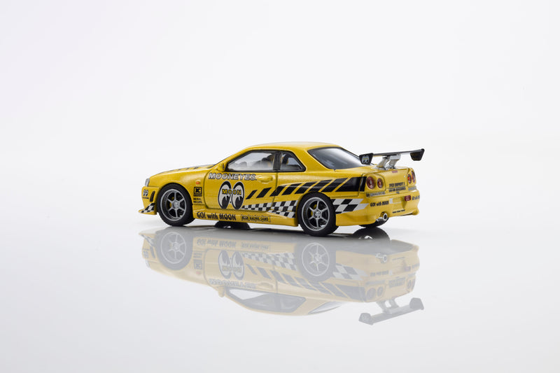 Chargez l'image dans la visionneuse de la galerie, NISSAN SKYLINE GT-R (R34) MOONEYES 1 AVEC LED 2026 + SYSTÈME DE SOCLE LED MOTN NOIR 2025 KYOSHO 1:64
