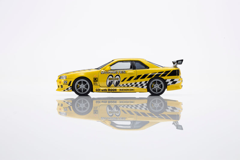 Chargez l'image dans la visionneuse de la galerie, NISSAN SKYLINE GT-R (R34) MOONEYES 1 AVEC LED 2026 + SYSTÈME DE SOCLE LED MOTN NOIR 2025 KYOSHO 1:64
