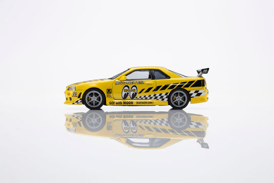 NISSAN SKYLINE GT-R (R34) MOONEYES 1 AVEC LED 2026 + SYSTÈME DE SOCLE LED MOTN NOIR 2025 KYOSHO 1:64