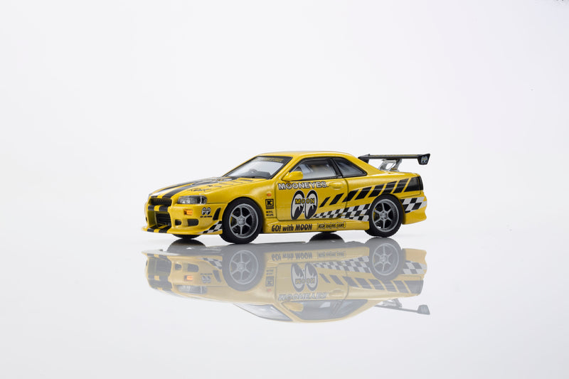 Chargez l'image dans la visionneuse de la galerie, NISSAN SKYLINE GT-R (R34) MOONEYES 1 AVEC LED 2026 + SYSTÈME DE SOCLE LED MOTN NOIR 2025 KYOSHO 1:64
