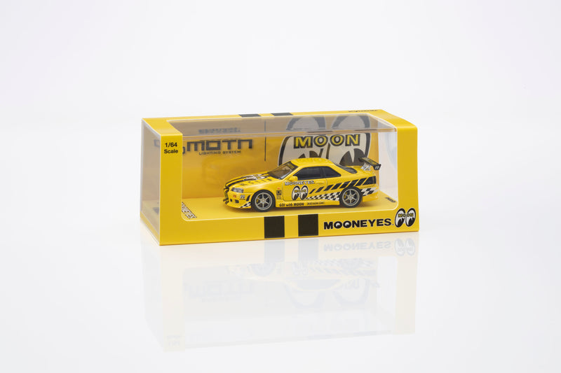 Chargez l'image dans la visionneuse de la galerie, NISSAN SKYLINE GT-R (R34) MOONEYES 1 AVEC LED 2026 + SYSTÈME DE SOCLE LED MOTN NOIR 2025 KYOSHO 1:64
