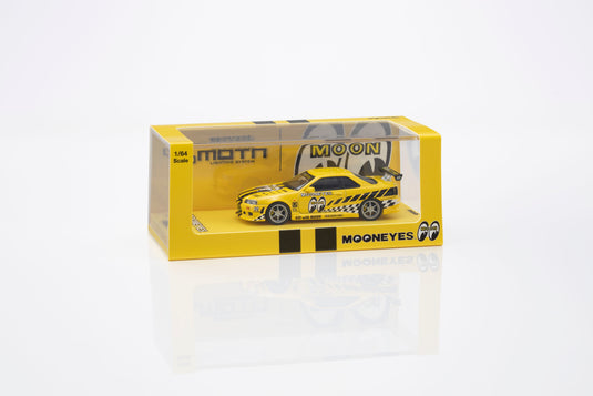 NISSAN SKYLINE GT-R (R34) MOONEYES 1 AVEC LED 2026 + SYSTÈME DE SOCLE LED MOTN NOIR 2025 KYOSHO 1:64