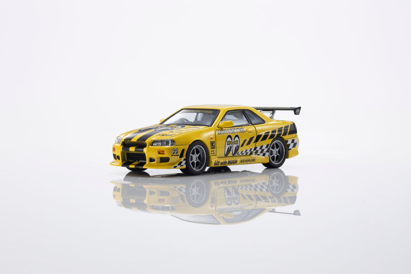 Chargez l'image dans la visionneuse de la galerie, NISSAN SKYLINE GT-R (R34) MOONEYES 1 AVEC LED 2026 + SYSTÈME DE SOCLE LED MOTN NOIR 2025 KYOSHO 1:64
