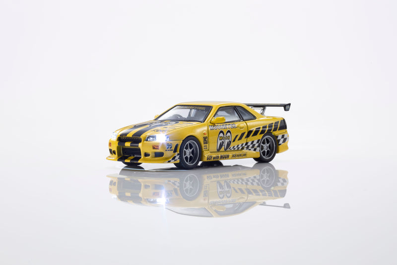 Chargez l'image dans la visionneuse de la galerie, NISSAN SKYLINE GT-R (R34) MOONEYES 1 AVEC LED 2026 + SYSTÈME DE SOCLE LED MOTN NOIR 2025 KYOSHO 1:64
