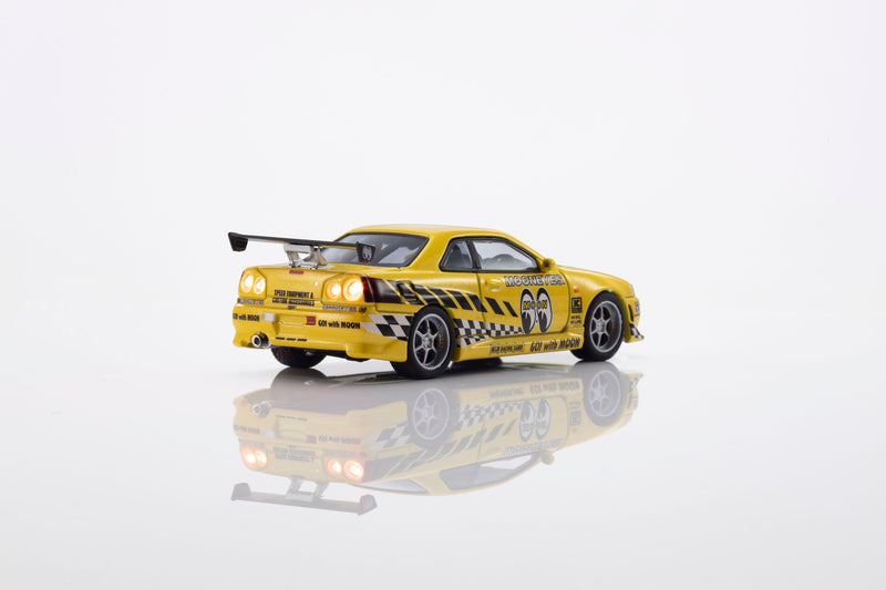 Chargez l'image dans la visionneuse de la galerie, NISSAN SKYLINE GT-R (R34) MOONEYES 1 AVEC LED 2026 + SYSTÈME DE SOCLE LED MOTN NOIR 2025 KYOSHO 1:64
