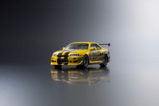 NISSAN SKYLINE GT-R (R34) MOONEYES 1 AVEC LED 2026 + SYSTÈME DE SOCLE LED MOTN NOIR 2025 KYOSHO 1:64
