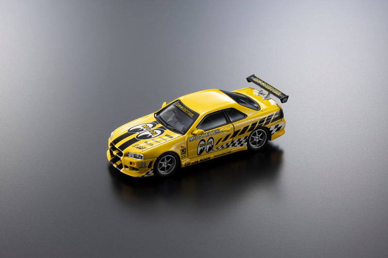 Chargez l'image dans la visionneuse de la galerie, NISSAN SKYLINE GT-R (R34) MOONEYES 1 AVEC LED 2026 + SYSTÈME DE SOCLE LED MOTN NOIR 2025 KYOSHO 1:64
