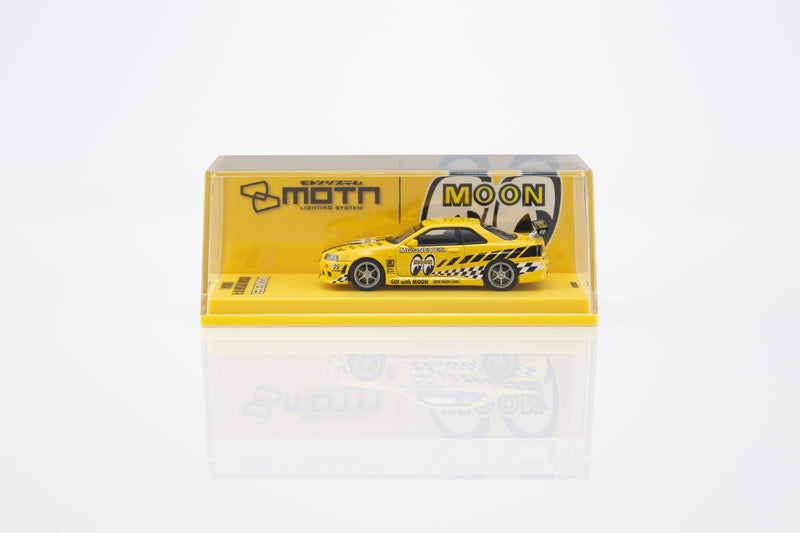 Chargez l'image dans la visionneuse de la galerie, NISSAN SKYLINE GT-R (R34) MOONEYES 1 AVEC LED 2026 + SYSTÈME DE SOCLE LED MOTN NOIR 2025 KYOSHO 1:64
