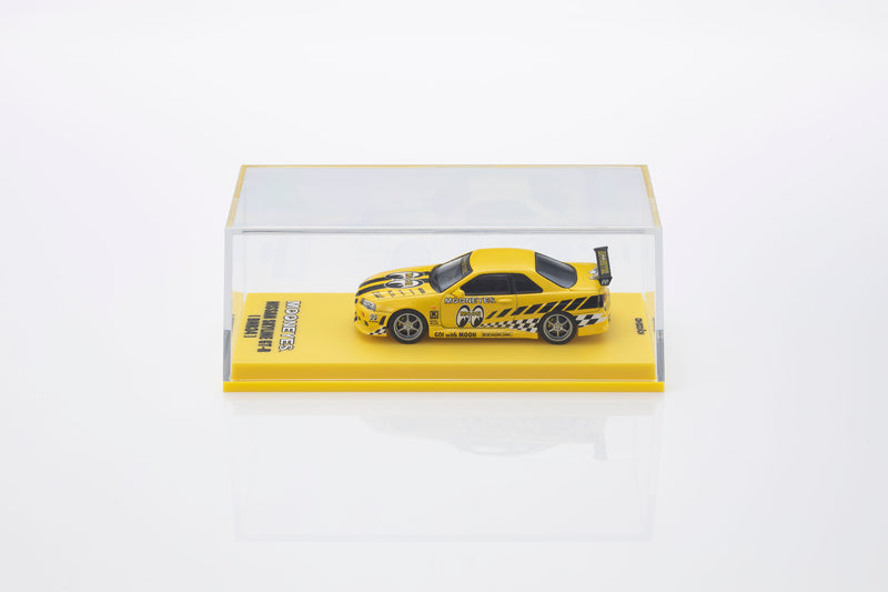 Chargez l'image dans la visionneuse de la galerie, NISSAN SKYLINE GT-R (R34) MOONEYES 1 AVEC LED 2026 + SYSTÈME DE SOCLE LED MOTN NOIR 2025 KYOSHO 1:64
