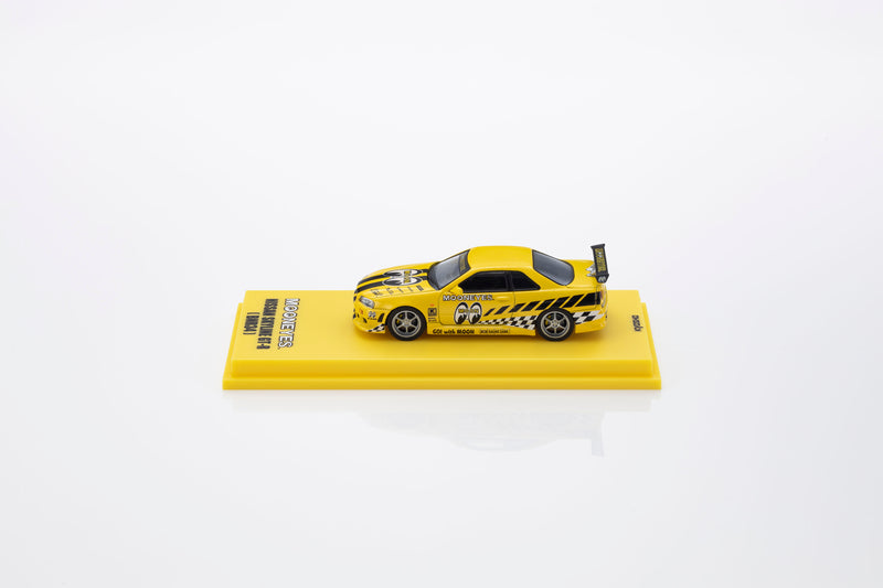 Chargez l'image dans la visionneuse de la galerie, NISSAN SKYLINE GT-R (R34) MOONEYES 1 AVEC LED 2026 + SYSTÈME DE SOCLE LED MOTN NOIR 2025 KYOSHO 1:64
