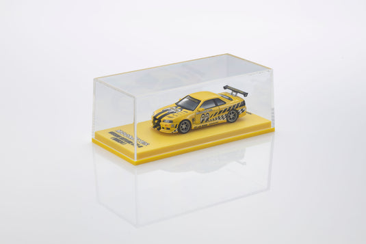 NISSAN SKYLINE GT-R (R34) MOONEYES 1 AVEC LED 2026 + SYSTÈME DE SOCLE LED MOTN NOIR 2025 KYOSHO 1:64