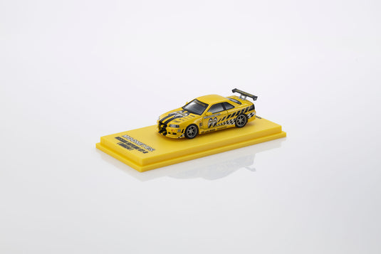 NISSAN SKYLINE GT-R (R34) MOONEYES 1 AVEC LED 2026 + SYSTÈME DE SOCLE LED MOTN NOIR 2025 KYOSHO 1:64