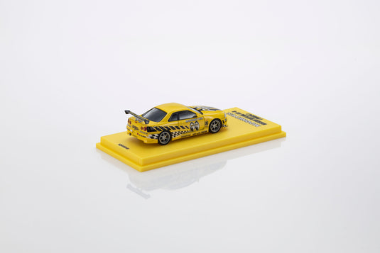 NISSAN SKYLINE GT-R (R34) MOONEYES 1 AVEC LED 2026 + SYSTÈME DE SOCLE LED MOTN NOIR 2025 KYOSHO 1:64