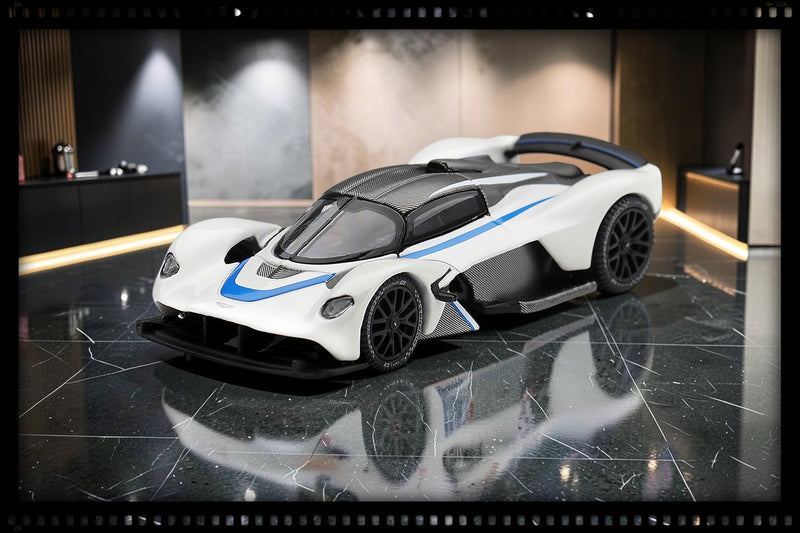 Laad de afbeelding in de Gallery-viewer, ASTON MARTIN VALKYRIE WIT 2021 MINI GT 1:64
