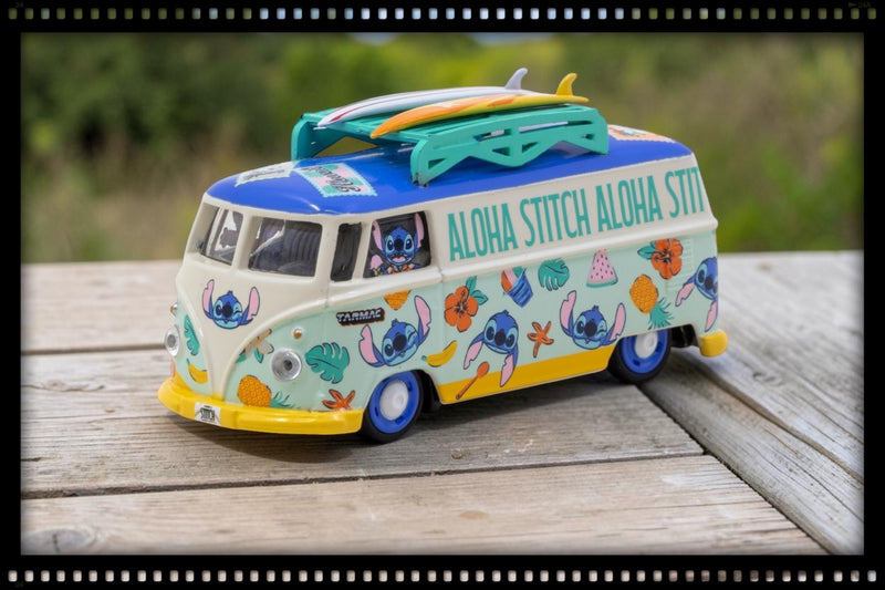 Laad de afbeelding in de Gallery-viewer, VOLKSWAGEN TRANSPORTER T1 PANEL VAN LILO &amp; STITCH 2025 TARMAC WORKS 1:64
