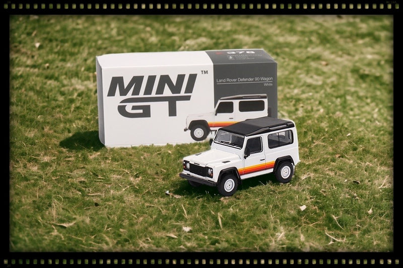 Laad de afbeelding in de Gallery-viewer, Land Rover Defender 90 Wagon (LHD) MINI GT 1:64
