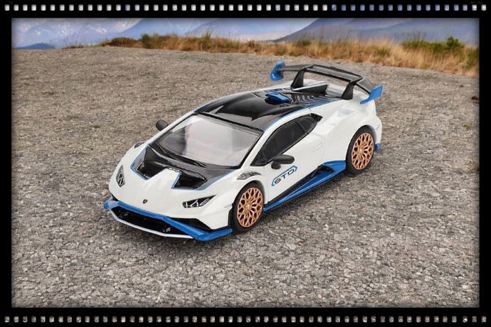 Lamborghini HURACAN STO 2023 Blanc/Bleu/Or (LHD) MINI GT 1:64