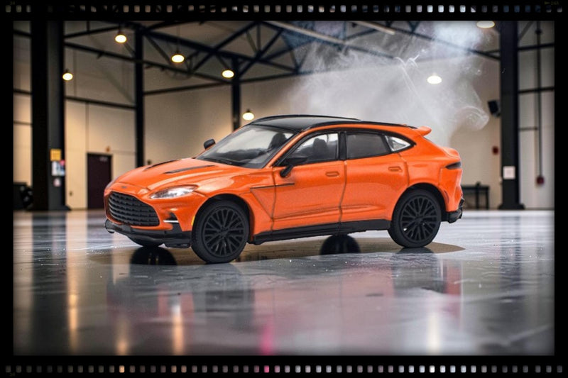 Laad de afbeelding in de Gallery-viewer, ASTON MARTIN DBX 707 ORANJE POP RACE 1:64
