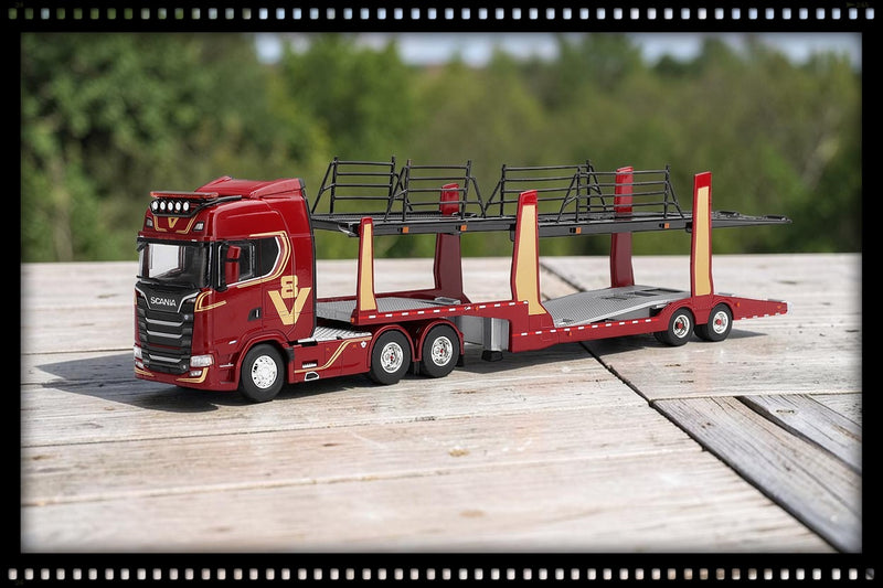 Laad de afbeelding in de Gallery-viewer, SCANIA 770S A6X4NA AUTOTRANSPORTER V8 50-JARIG JUBILEUM + RODE AUTOTRANSPORTER
