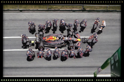 Ensemble d'équipage des stands du Grand Prix d'Abu Dhabi Oracle Red Bull Racing RB18 #11 Sergio Perez 2022. Cet ensemble comprend 1 modèle le MGT00538 (ÉDITION LIMITÉE 5000 pièces) MINI GT 1:64