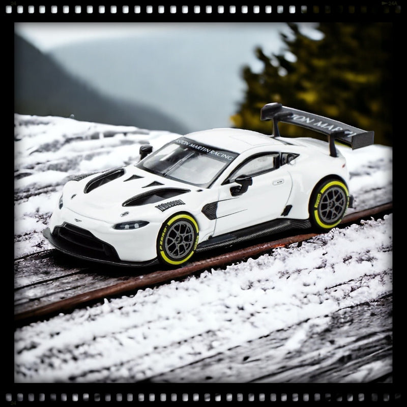 Chargez l&#39;image dans la visionneuse de la galerie, Aston Martin Vantage GT3 POP RACE 1:64
