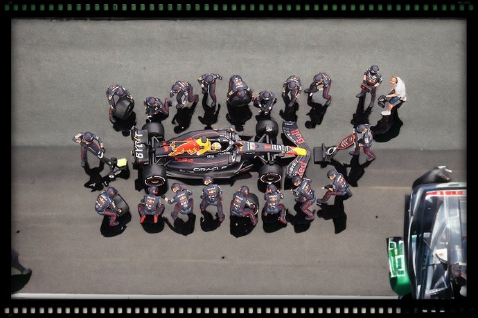 Oracle Red Bull Racing RB18 #1 Max Verstappen Abu Dhabi Grand Prix 2022 Pit Crew-set. Deze set bevat 1 model, de MGT00520 (LIMITED EDITION 5000 stuks) MINI GT 1:64