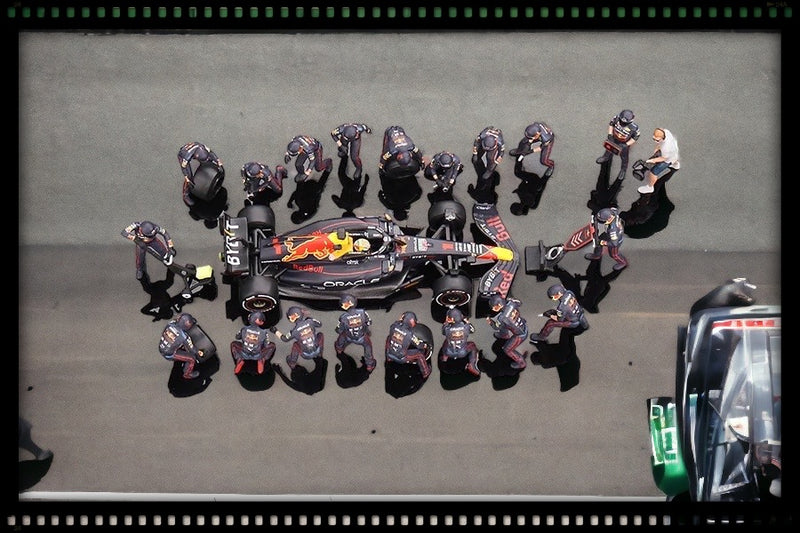 Laad de afbeelding in de Gallery-viewer, Oracle Red Bull Racing RB18 #1 Max Verstappen Abu Dhabi Grand Prix 2022 Pit Crew-set. Deze set bevat 1 model, de MGT00520 (LIMITED EDITION 5000 stuks) MINI GT 1:64
