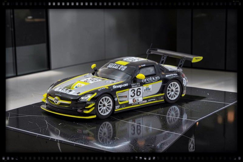 Laad de afbeelding in de Gallery-viewer, MERCEDES-BENZ SLS AMG GT3 #36 MARO ENGEL MACAU GT CUP 2013 TARMAC WORKS 1:64
