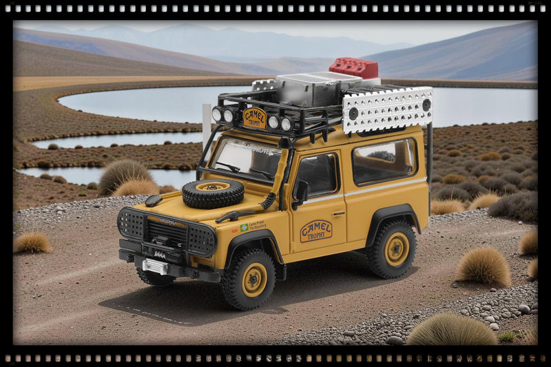 Chargez l'image dans la visionneuse de la galerie, LAND ROVER DEFENDER 90 ÉQUIPE CAMEL TROPHY BRÉSIL CAMEL TROPHY BORNEO 1985 MINI GT 1:64
