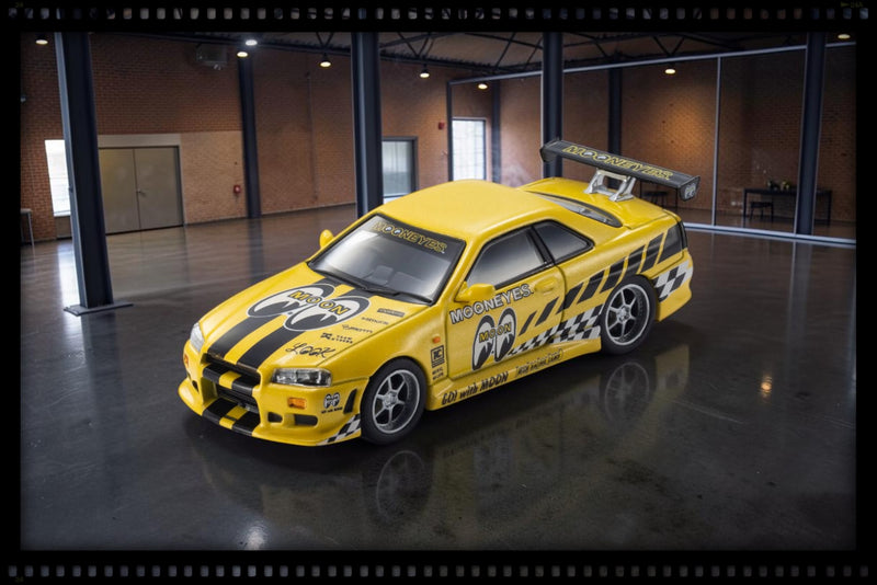 Chargez l'image dans la visionneuse de la galerie, NISSAN SKYLINE GT-R (R34) MOONEYES 1 AVEC LED 2026 + SYSTÈME DE SOCLE LED MOTN NOIR 2025 KYOSHO 1:64
