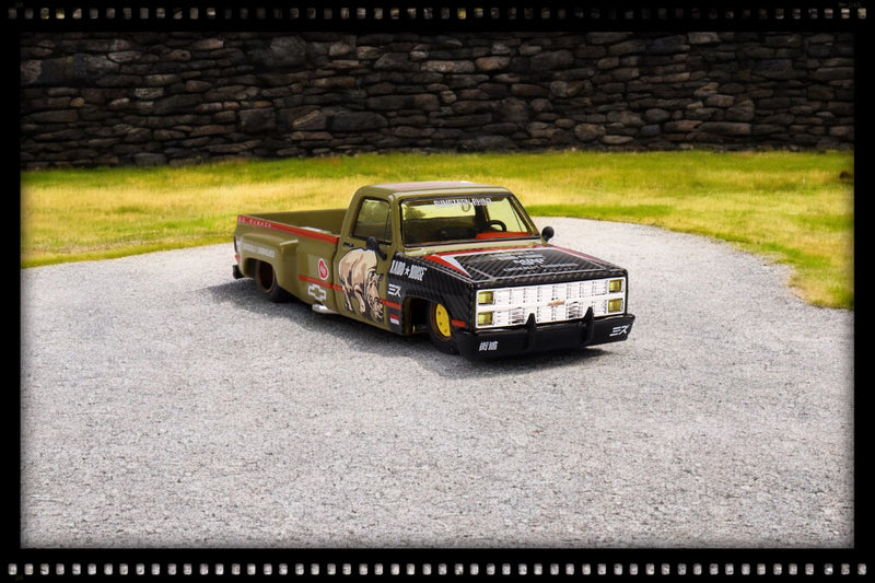 Laad de afbeelding in de Gallery-viewer, Chevrolet SILVERADO SUMATRAN RHINO 1980 MINI GT 1:64
