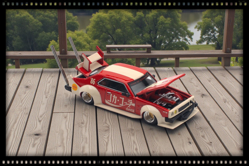 Chargez l'image dans la visionneuse de la galerie, Nissan SKYLINE C210 Kaido Racer *Style Bosozoku* Coca-cola JP Rouge/Blanc POP RACE 1:64
