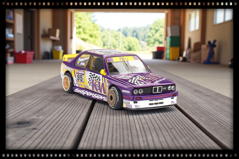 Laad de afbeelding in de Gallery-viewer, Bmw M3 (E30) KAIDO KW V1 1989 MINI GT 1:64
