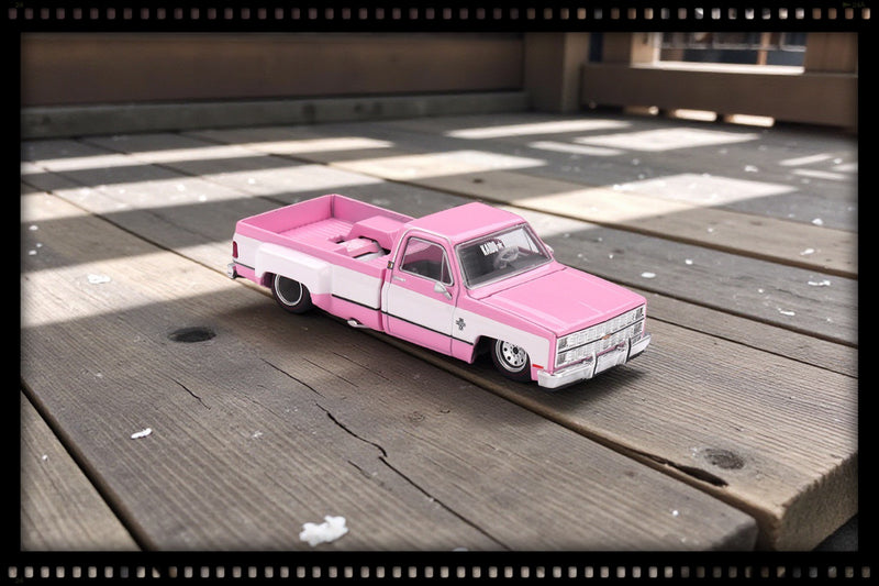 Chargez l'image dans la visionneuse de la galerie, Chevrolet SILVERADO DUALLY VINTAGE SPEC V2 1980 MINI GT 1:64
