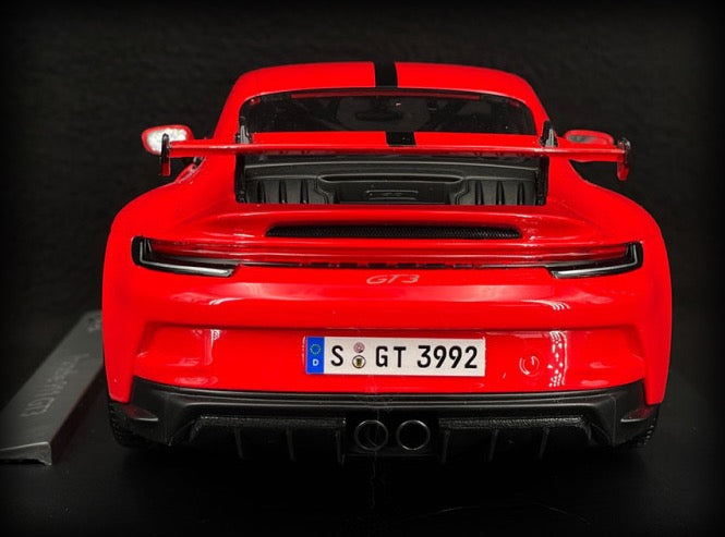 Laad de afbeelding in de Gallery-viewer, Porsche 911 GT3 2022 MAISTO 1:18
