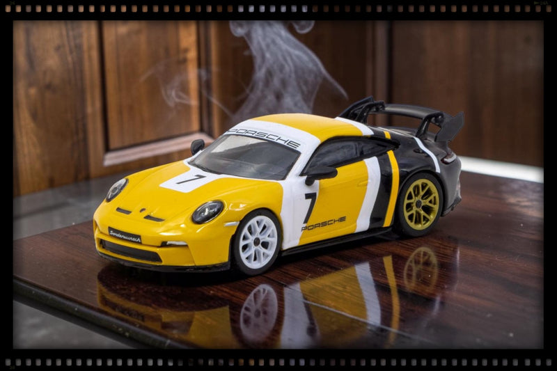 Laad de afbeelding in de Gallery-viewer, PORSCHE 911 (992) ZWART &amp; GEEL GT3 2022 TARMAC WORKS 1:64
