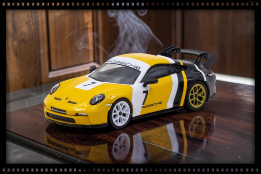 PORSCHE 911 (992) ZWART & GEEL GT3 2022 TARMAC WORKS 1:64
