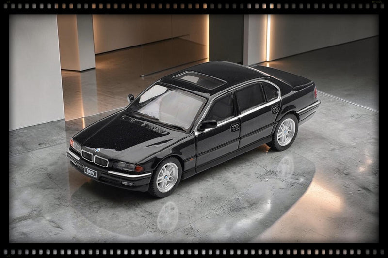 Laad de afbeelding in de Gallery-viewer, BMW 750IL (E38) ZWART 1999 MINI GT 1:64
